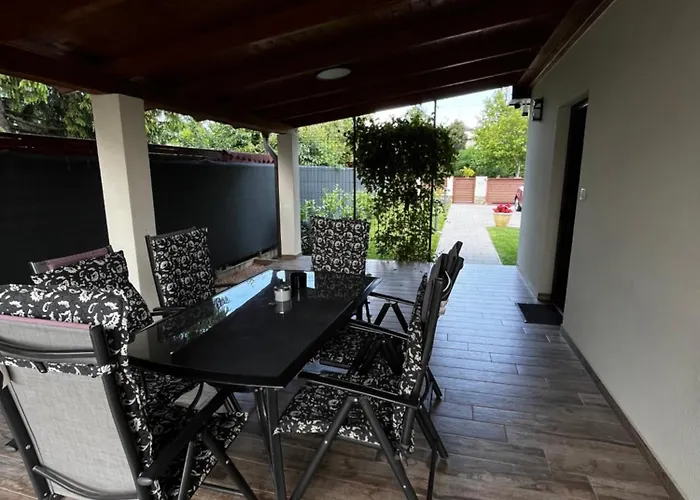 Laura Вилла Балатонлелле